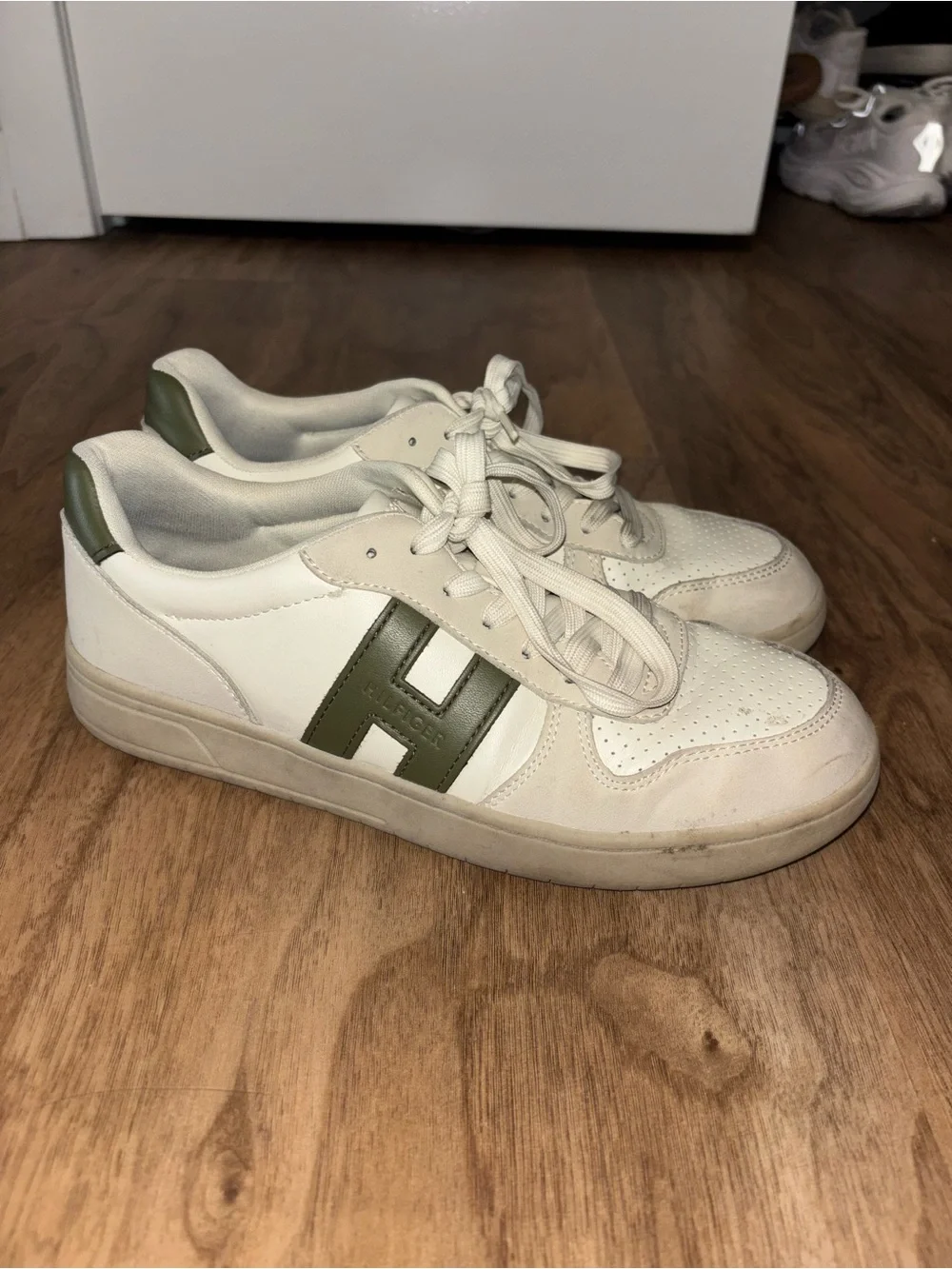 Tommy Hilfiger White Sneakers with Olive Heel Tab and Flag Detail